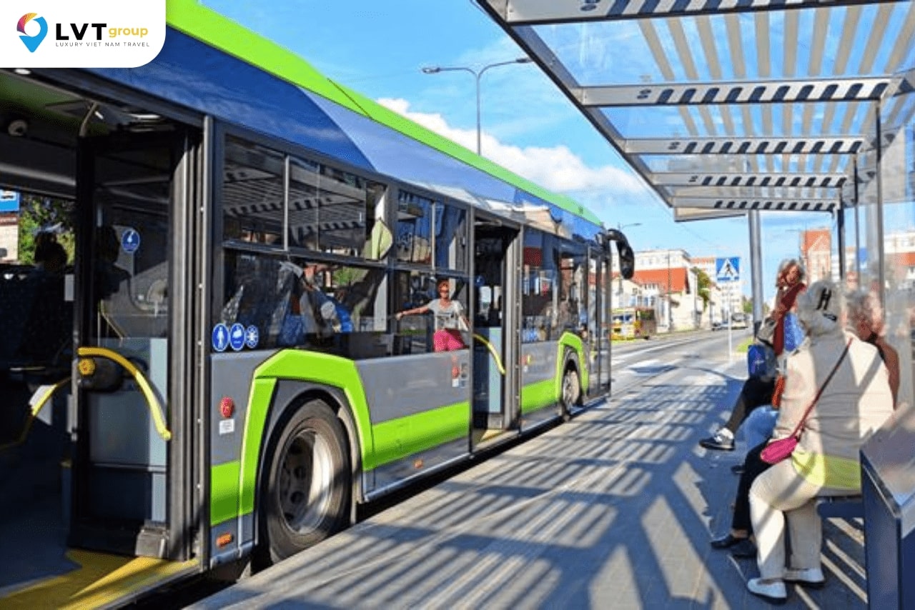 Có thể cân nhắc di chuyển bằng xe bus để tiết kiệm chi phí
