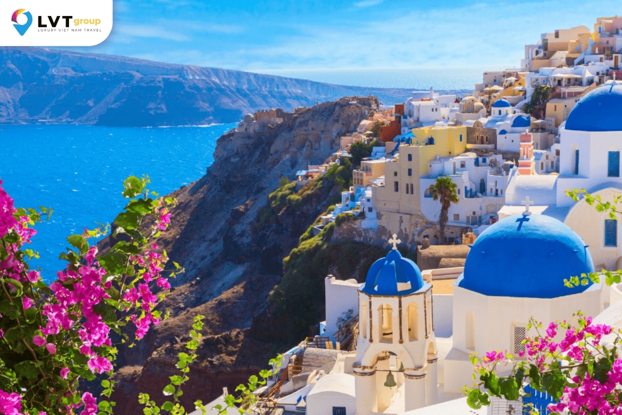 Đảo Santorini dưới ánh nắng rực rỡ của mùa hè