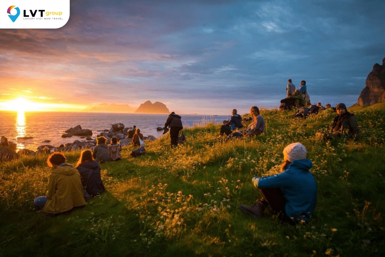 Ngắm mặt trời lúc nửa đêm tại Reykjavik