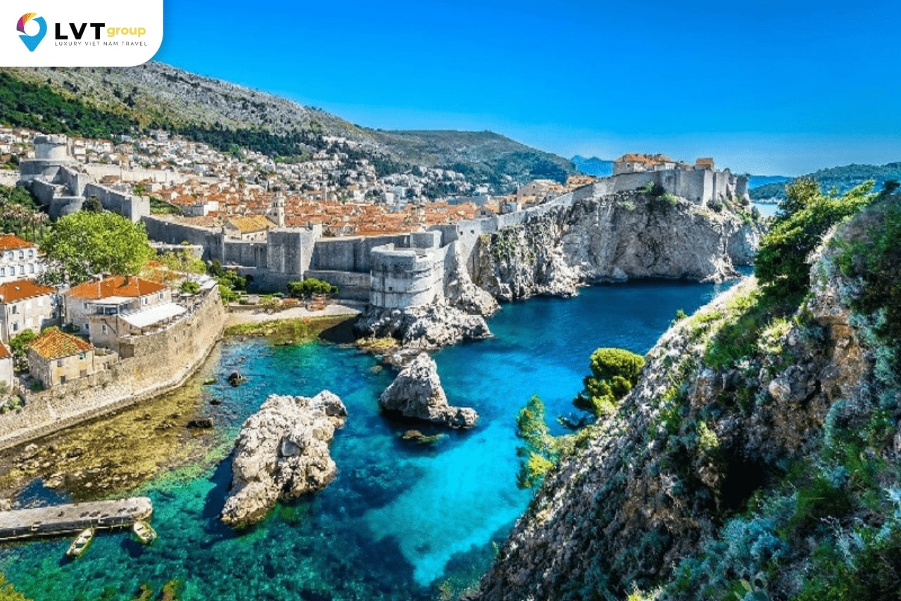 Du lịch thành phố biển Dubrovnik vào mùa hè