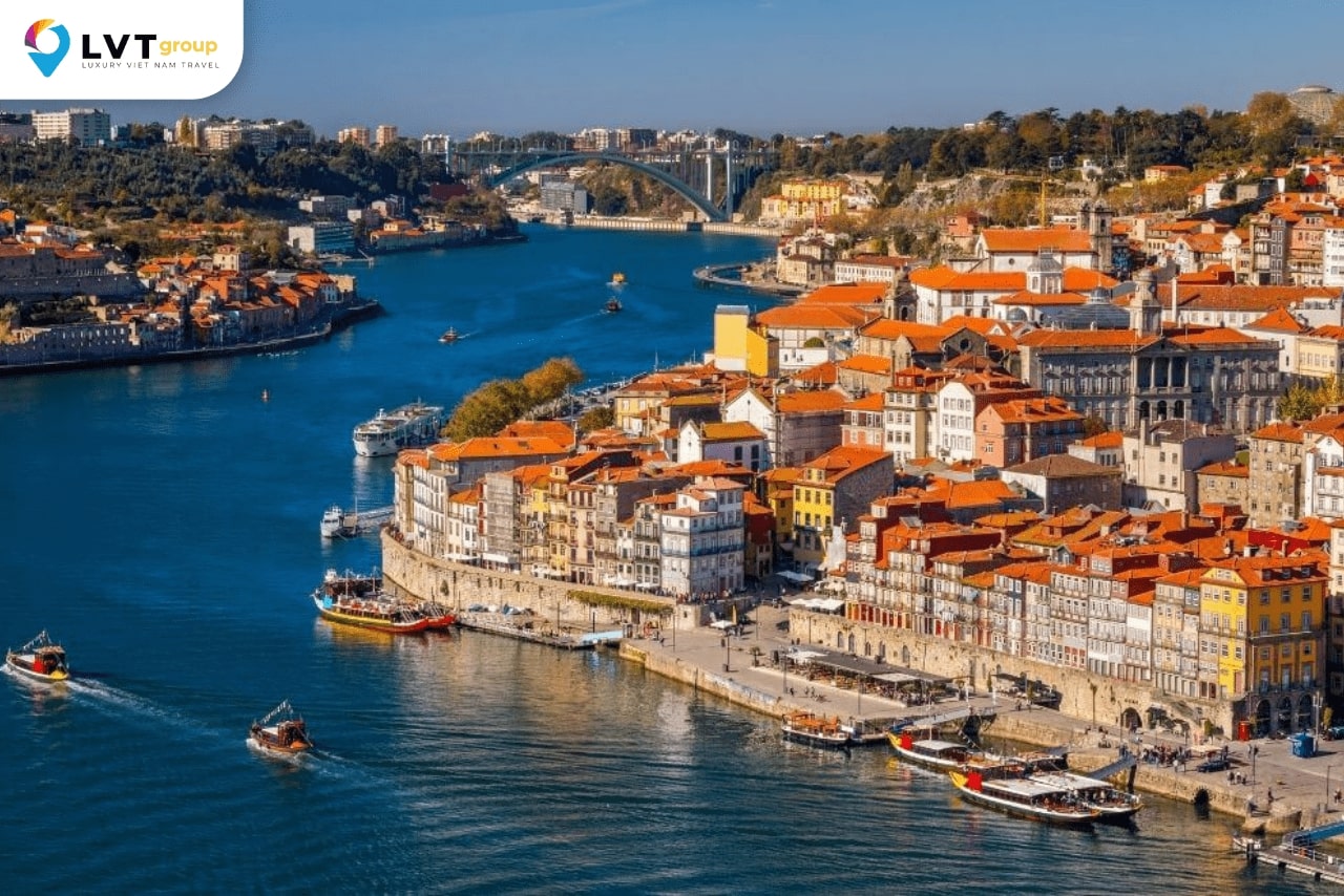 Thành phố cảng Porto đẹp rực rỡ dưới ánh nắng hè