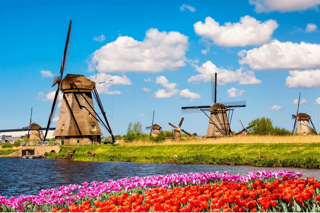 Thời tiết Hà Lan khá dễ chịu, thích hợp cho các hoạt động du lịch