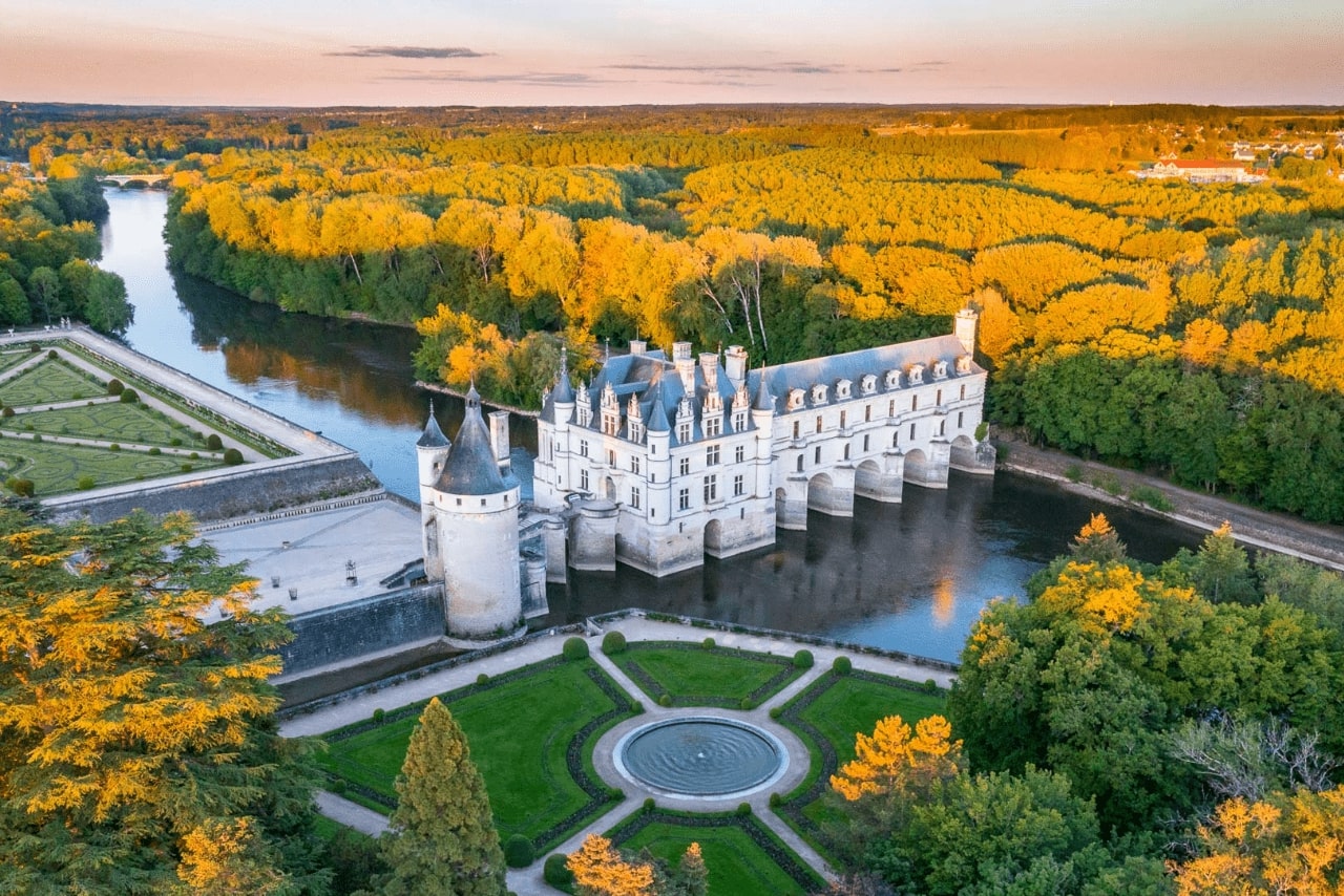 Thung lũng Loire với các tòa lâu đài lãng mạn như trong truyện cổ tích