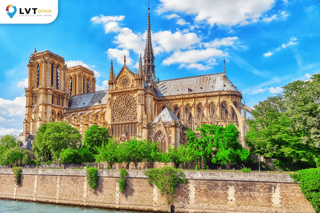 Nhà thờ Đức Bà Paris được xây dựng theo lối kiến trúc Gothic