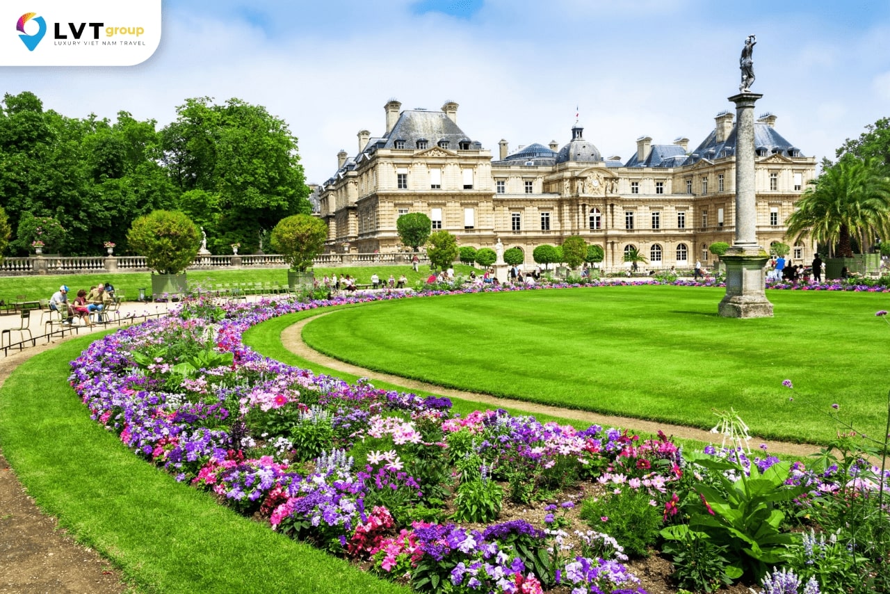 Công viên Luxembourg nổi tiếng với nhiều hoa cỏ và lối đi độc đáo