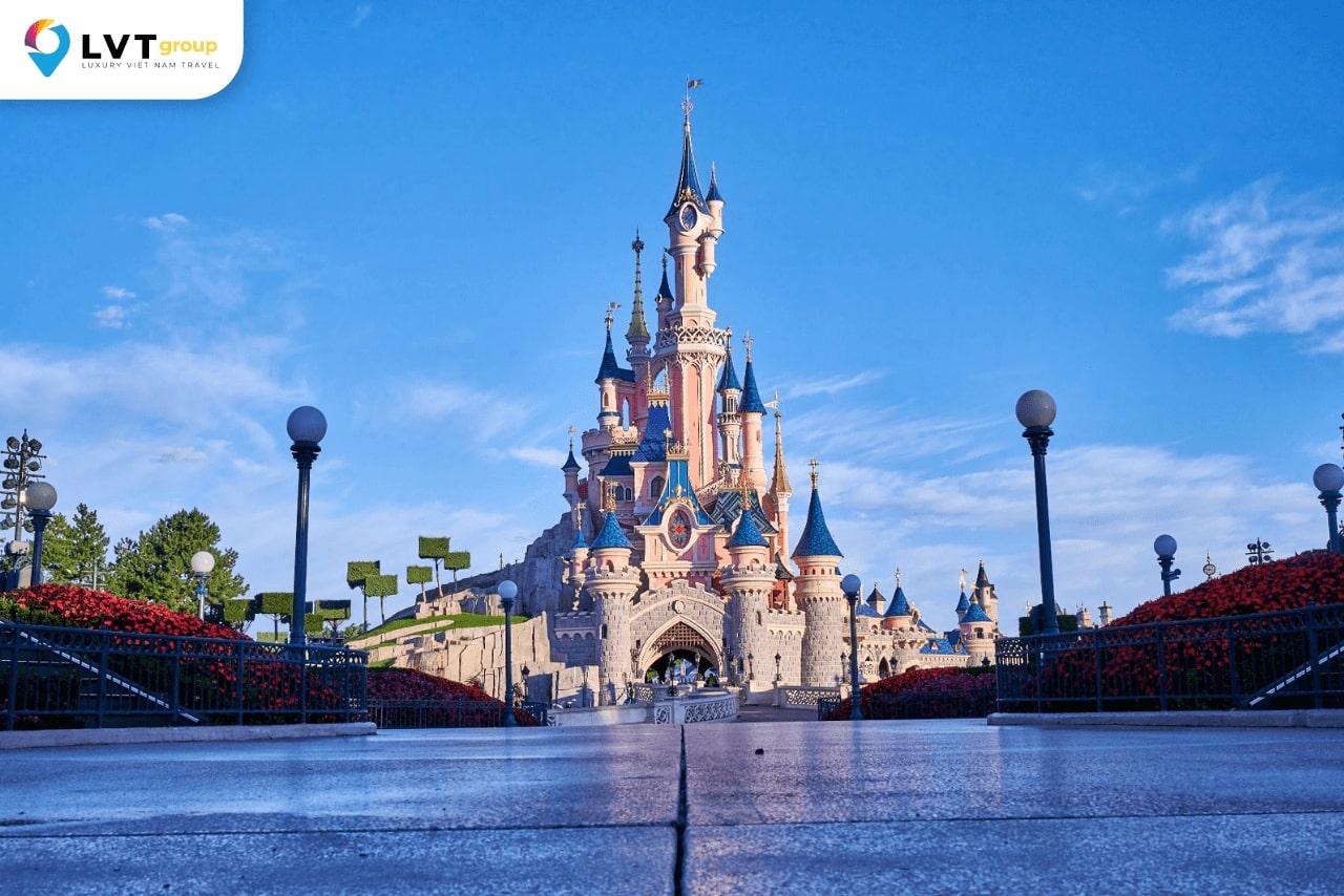 Disneyland là khu giải trí thu hút đông đảo khách du lịch