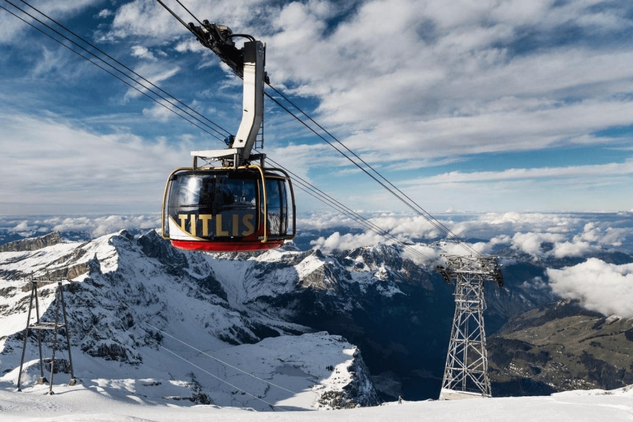 Trải nghiệm đi cáp treo ngắm cảnh trên núi Titlis