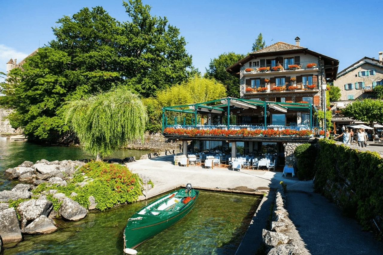 Không gian ấm cúng của khách sạn L'Hôtel Restaurant du Port