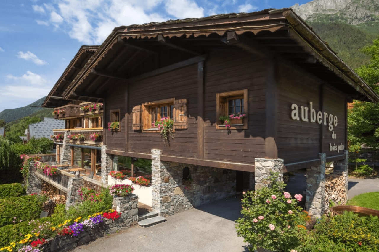 L'Auberge du Bois Prin nằm giữa thiên nhiên với view núi tuyệt đẹp