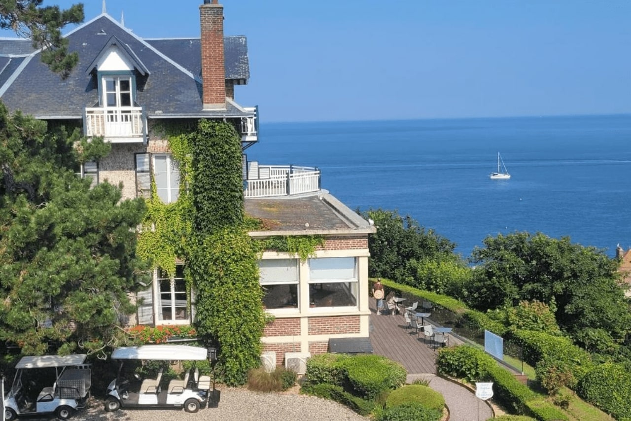 Le Dormy House Hotel với tầm nhìn hướng về Địa Trung Hải