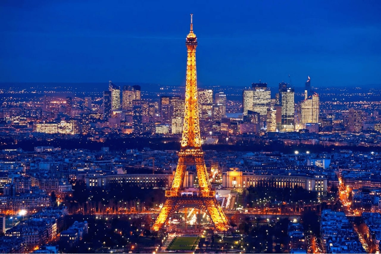 Tháp Eiffel lung linh về đêm